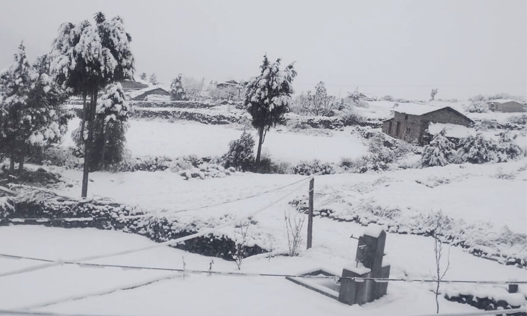 बैतडी र बागलुङमा बाक्लो हिमपात, जनजीवन प्रभावित