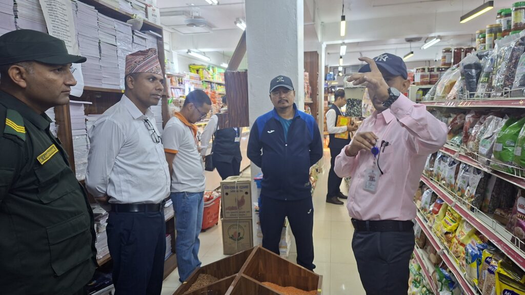 वीरेन्द्रनगरमा बजार अनुगमन, मापदण्ड पालना गर्न व्यावसायीलाई निर्देशन